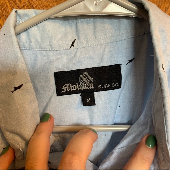 Molokai surf co. Men’s size medium short sleeve button down with shark print - Picture 5 of 11